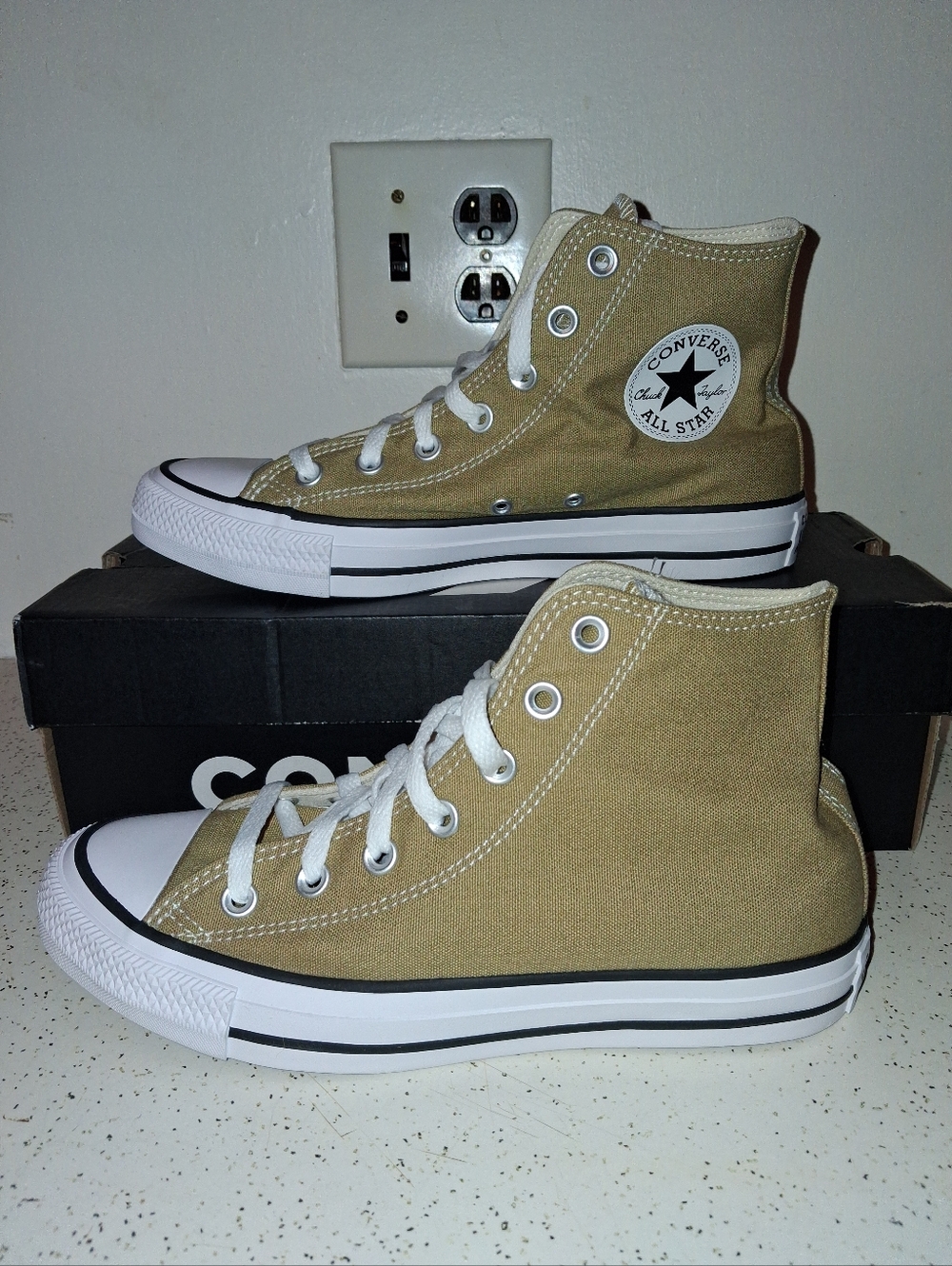 SIZE 6M , 8W - CONVERSE CHUCK TAYLOR ALL STAR HIGH , TOAD. BRAND NEW IN BOX.